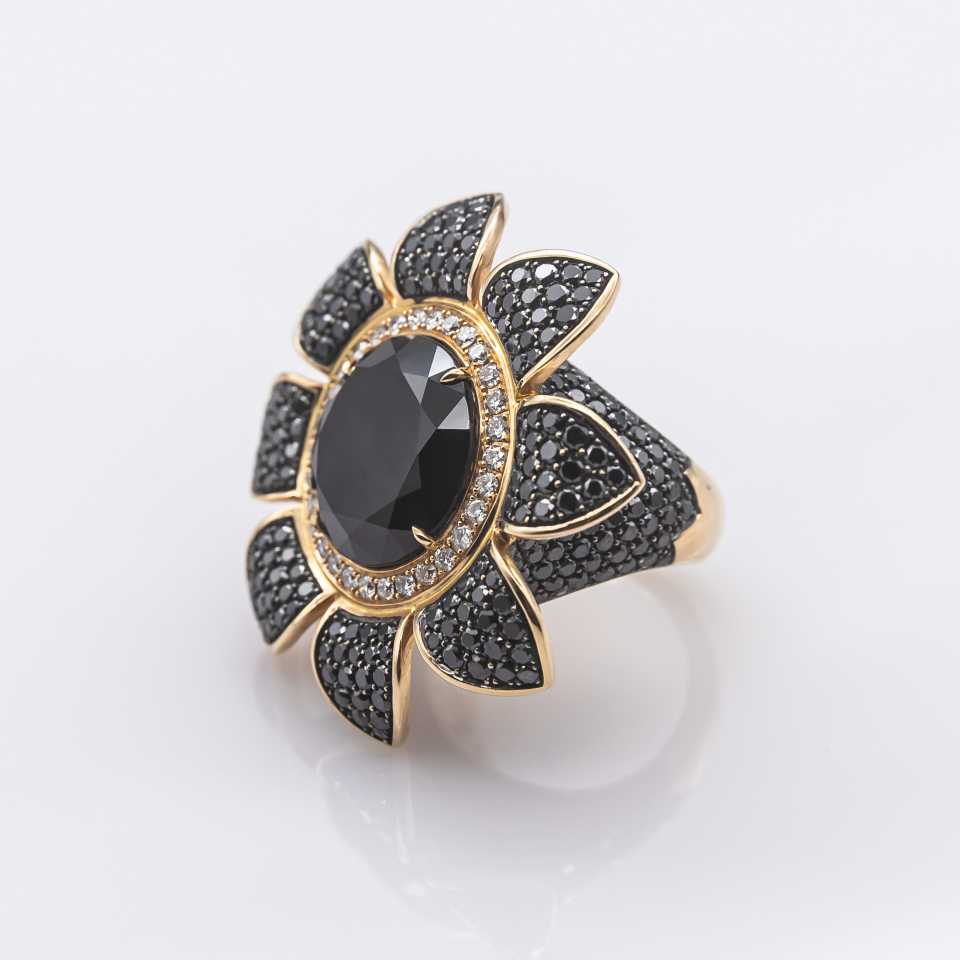 Anello fiore Collezione Girasole in oro, diamanti e onice