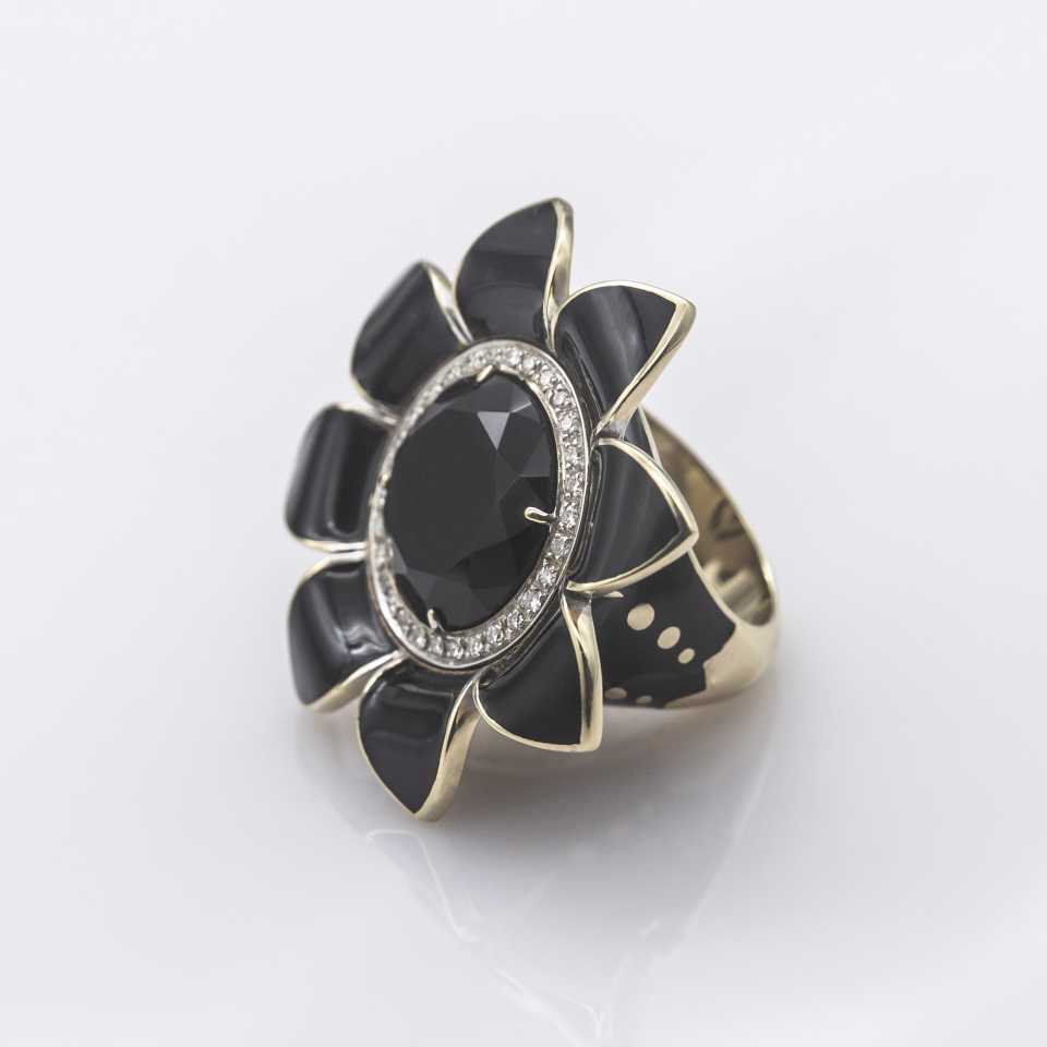 Anello fiore Collezione Girasole in oro, diamanti, onice e smalto nero
