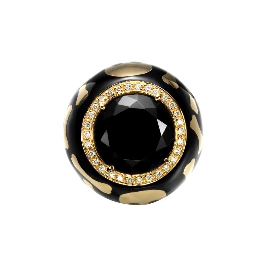 Anello con teschi e ossa della collezione Pirati in oro, diamanti, smalto nero e onice