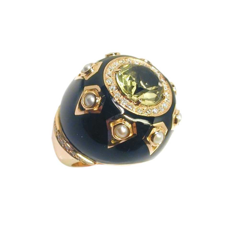 Anello collezione Medusa in oro, diamanti, smalto, quarzo e perle