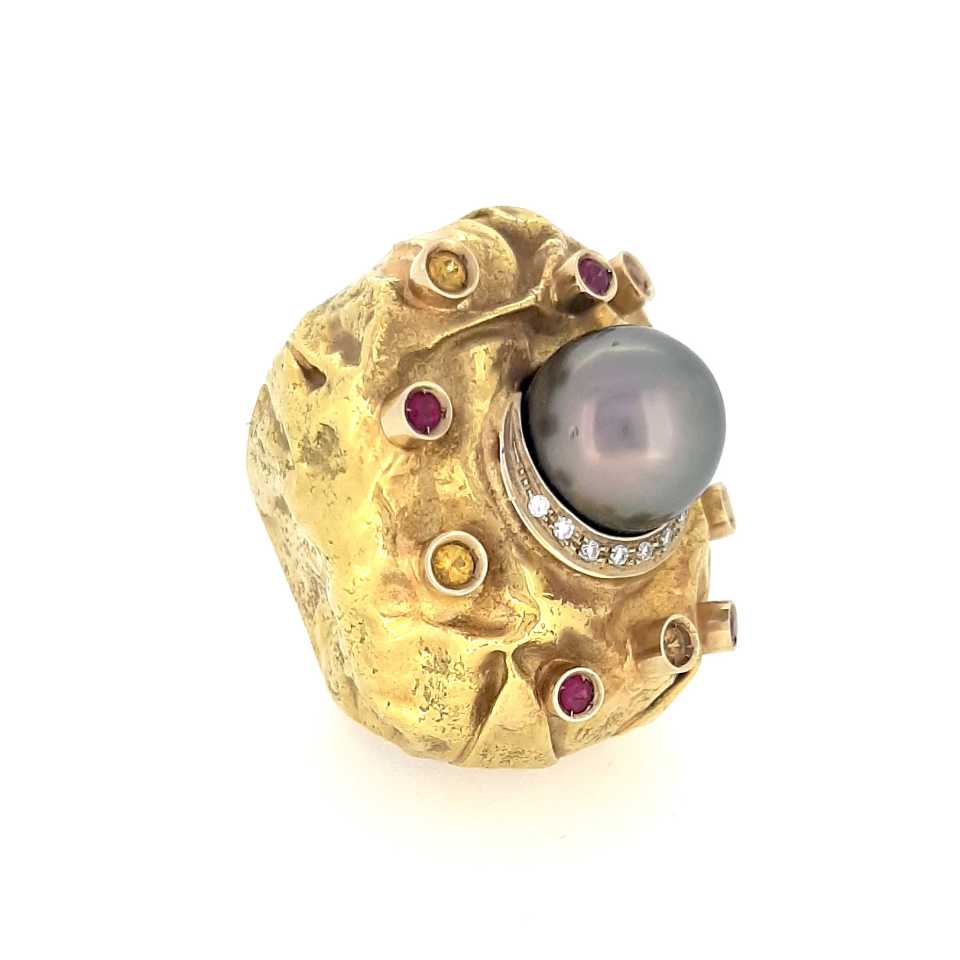 Anello Collezione Pezzi Unici con perla, oro, diamanti, zaffiri e rubini